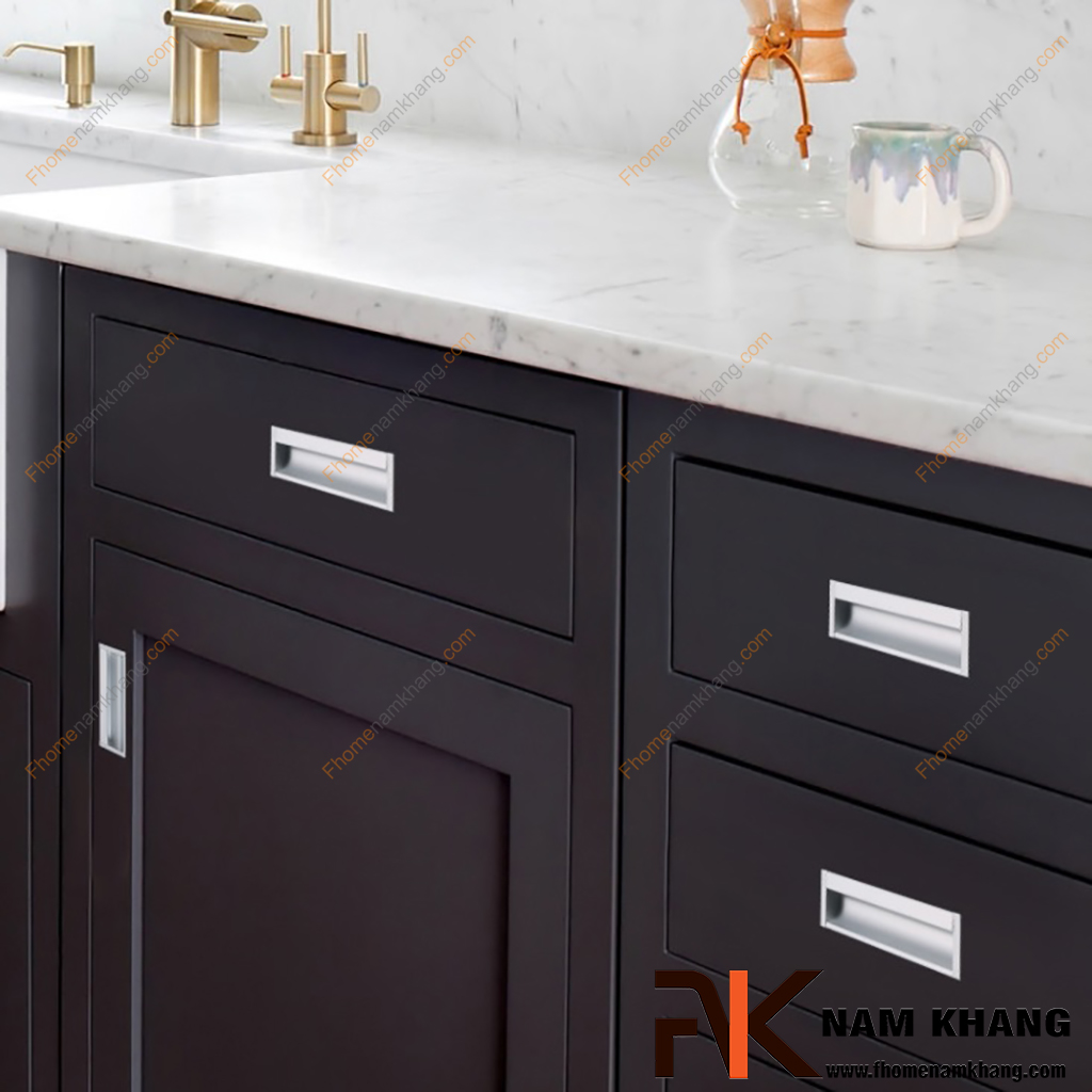 So sánh tay nắm tủ âm và tay nắm dạng thanh: Lựa chọn nào tốt nhất cho bếp 2025?