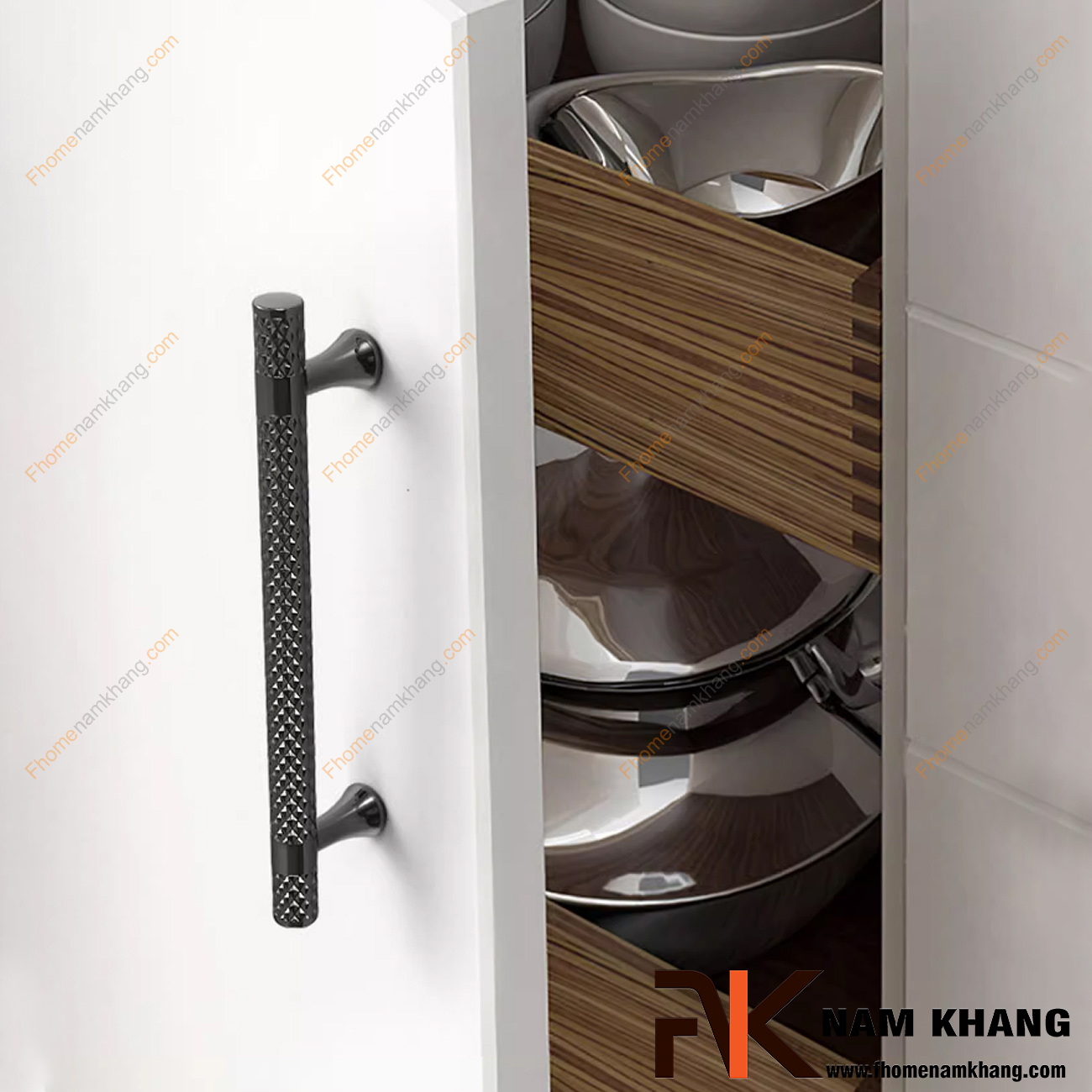 So sánh tay nắm tủ âm và tay nắm dạng thanh: Lựa chọn nào tốt nhất cho bếp 2025?