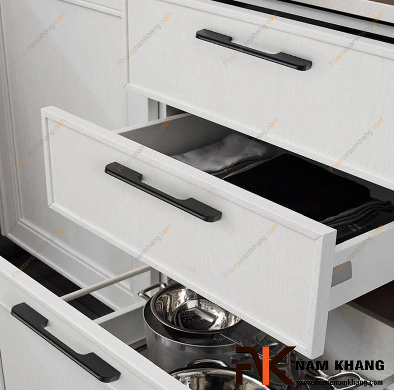 So sánh tay nắm tủ âm và tay nắm dạng thanh: Lựa chọn nào tốt nhất cho bếp 2025?