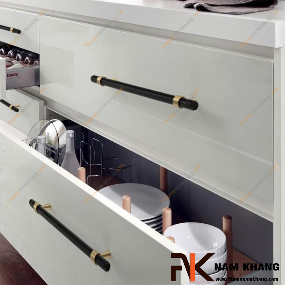 So sánh tay nắm tủ âm và tay nắm dạng thanh: Lựa chọn nào tốt nhất cho bếp 2025?